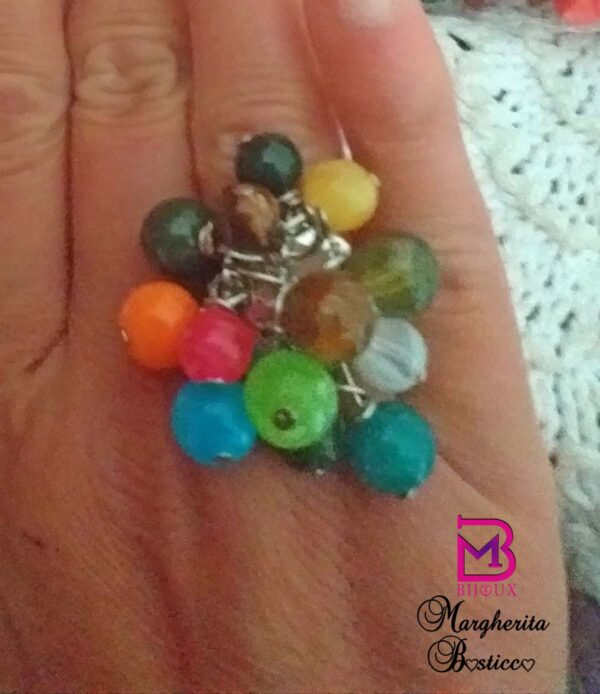 Anello con Ciondoli di Perline colorate