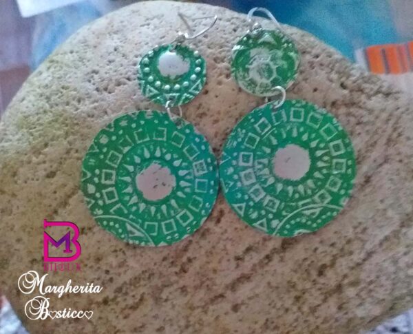 Orecchini Embossati e patinati con tre sfumature di verde