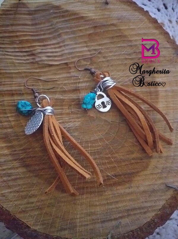 Orecchini in Alcantara con charms e pietra di turchese