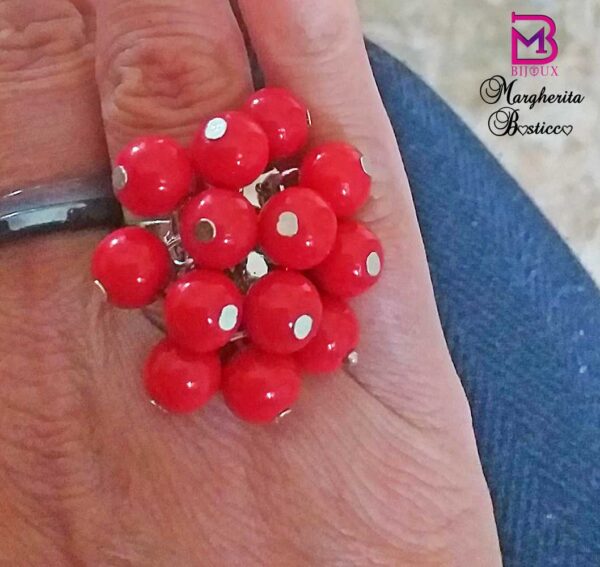 Anello con perline a ciondolo
