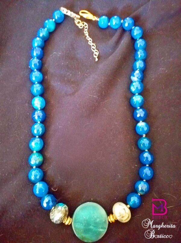 Collana di Agata striata blu con centrale di Madreperla