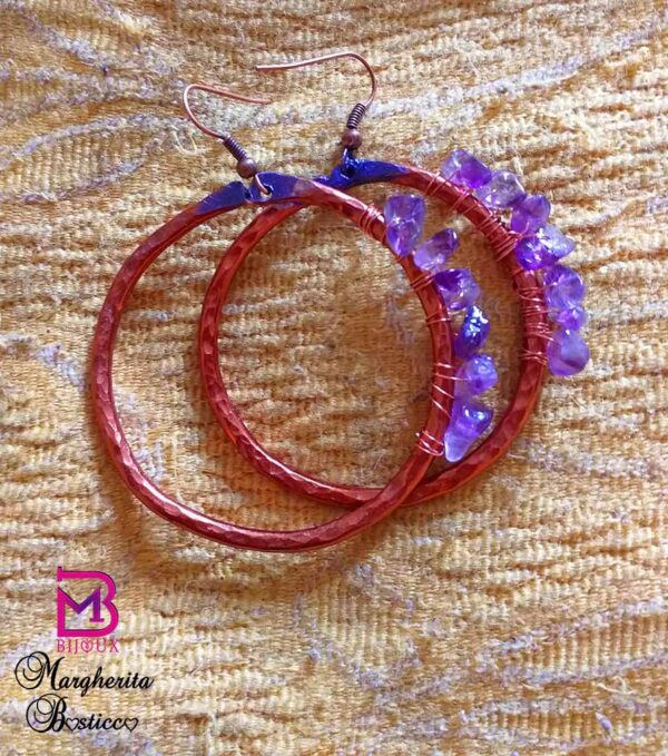 Orecchini in Alluminio Colorato e Martellato con Ametista