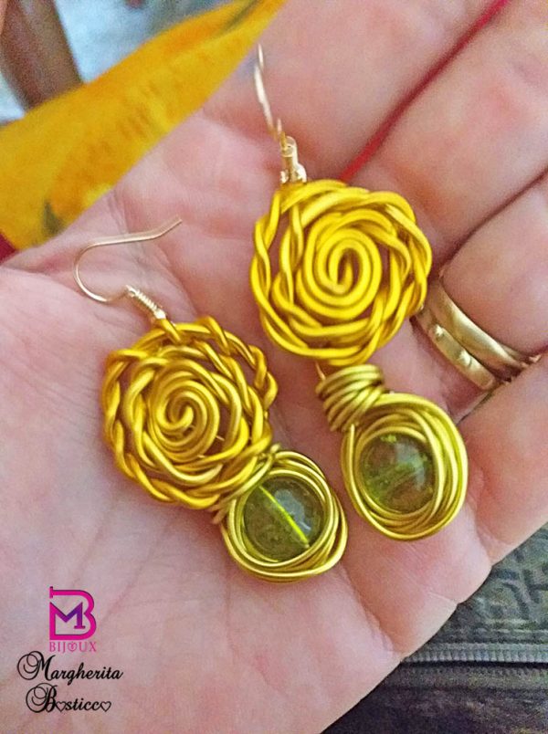 Orecchini con roselline in wire e pietra di olivina