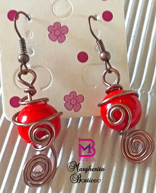 Orecchini di corallo realizzati con tecnica wire