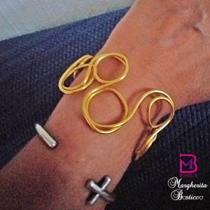 Braccialetto schiava di alluminio dorato e lavorato con tecnica wire