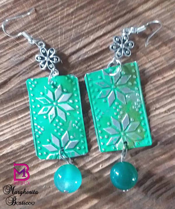 Orecchini con lamina di alluminio texturizzati e agate verdi