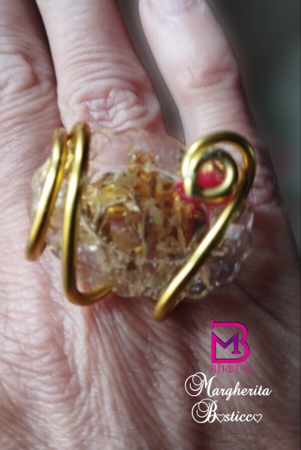 Anello artigianale con resina e fiori secchi