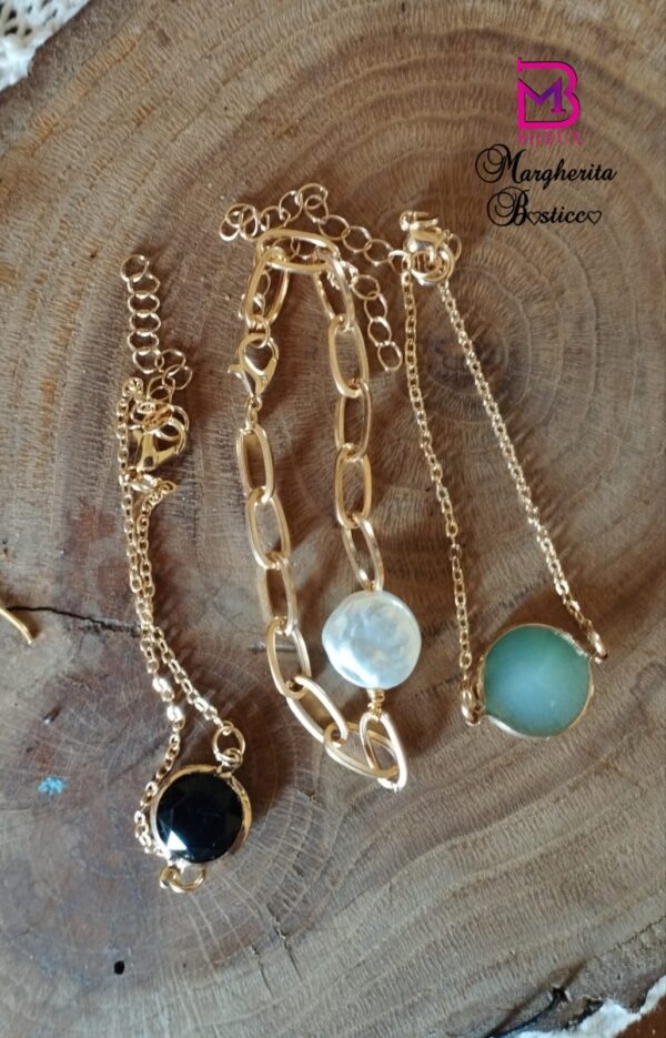 Tris di braccialetti con pietra centrale