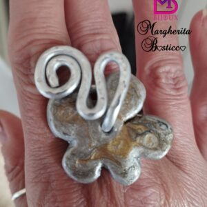 Anello con fiore in ceramica