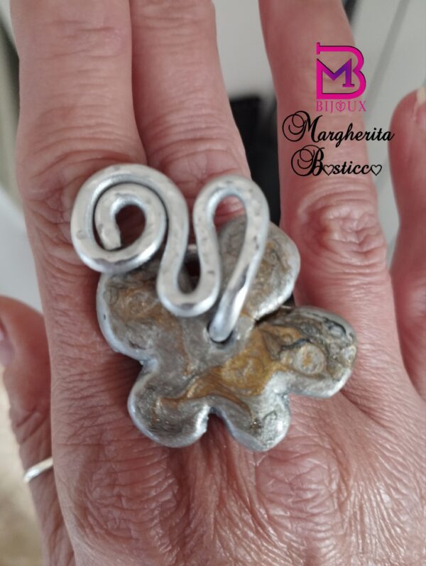 Anello con fiore in ceramica
