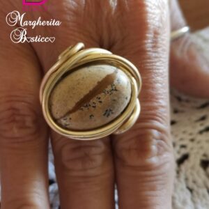Anello con pietra dura