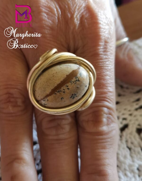 Anello con pietra dura