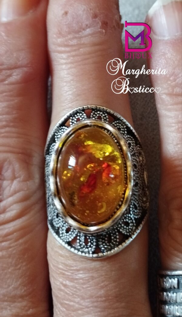 Anello in resina ambrata