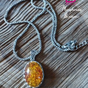 Collana con ciondolo in resina ambrata