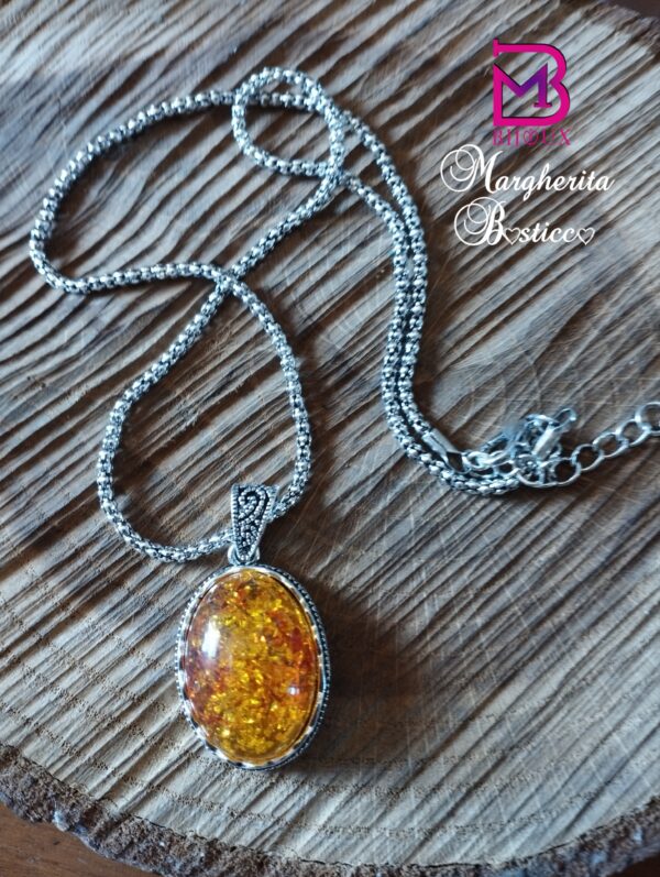 Collana con ciondolo in resina ambrata