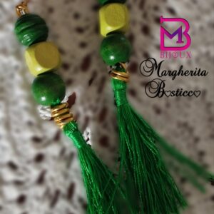 Orecchini con perle di legno colorato