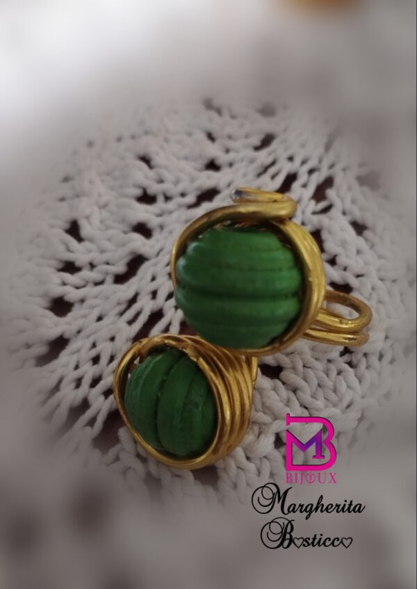 Anello con perle di legno colorato