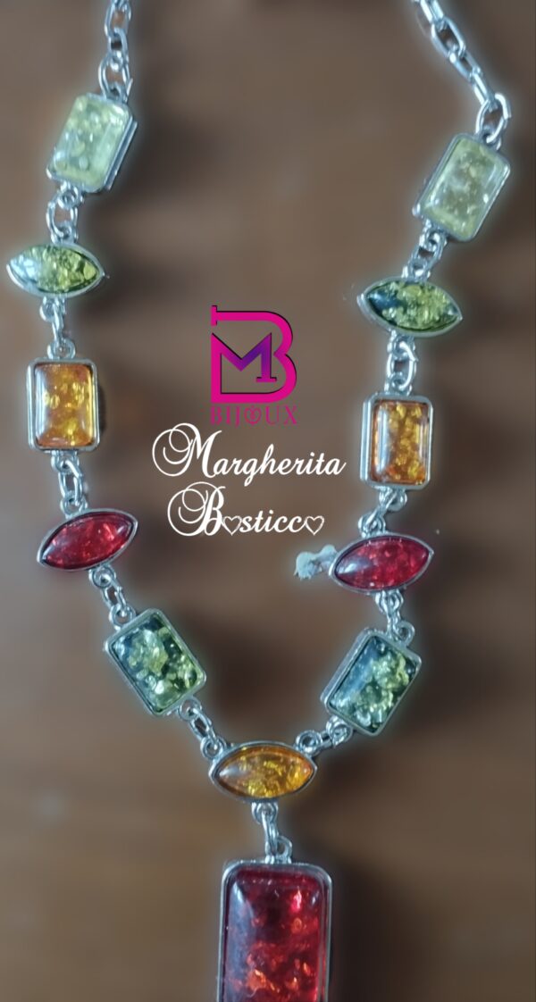 Collana con resina ambrata colorata