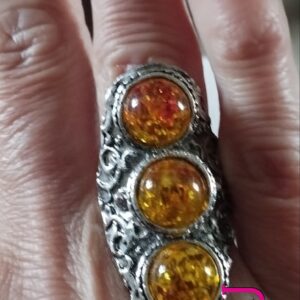 Anello con resina ambrata