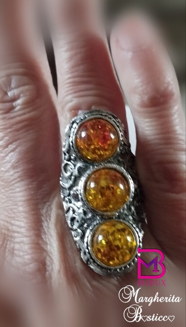 Anello con resina ambrata