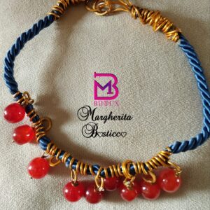 Collana artigianale realizzata con cordoncino avvolto in una spirale di alluminio anallergico e ciondolini in corniola