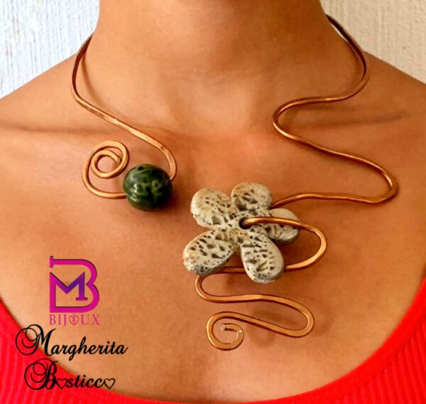 Collana girocollo semirigida in alluminio bronzo con fiore di ceramica greca