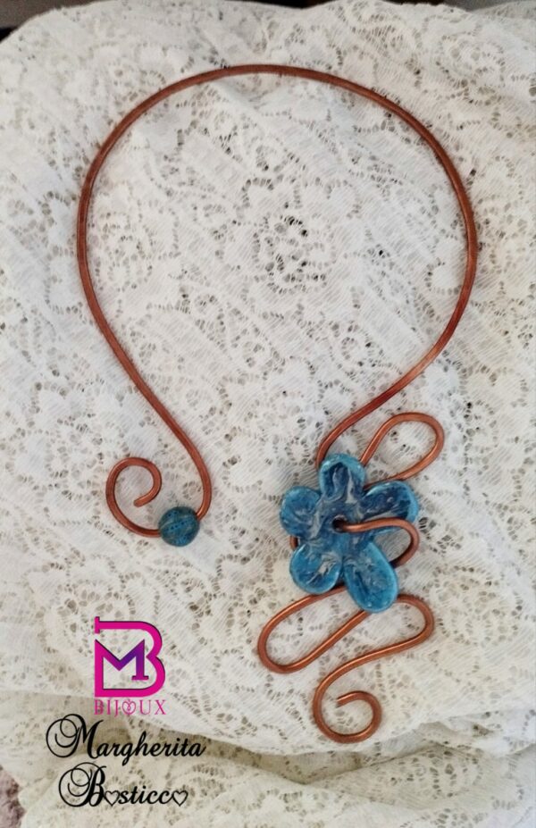 Collana girocollo semirigida in alluminio bronzo con fiore di ceramica greca - immagine 2