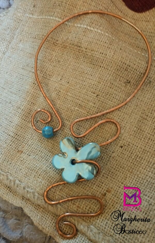 Collana girocollo semirigida in alluminio bronzo con fiore di ceramica greca - immagine 3