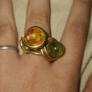 Anello con perle di resina ambrata