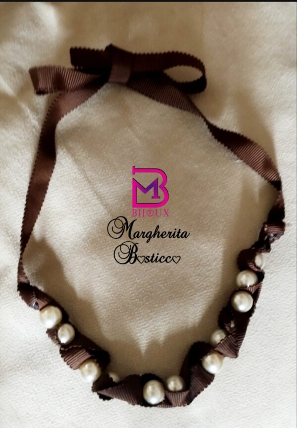 Girocollo in raso opaco marrone con perle bianche