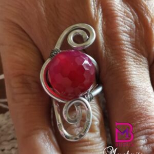 Anello con pietra di radice di rubino