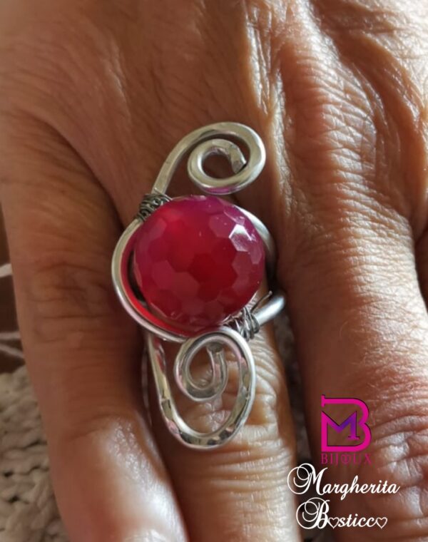 Anello con pietra di radice di rubino