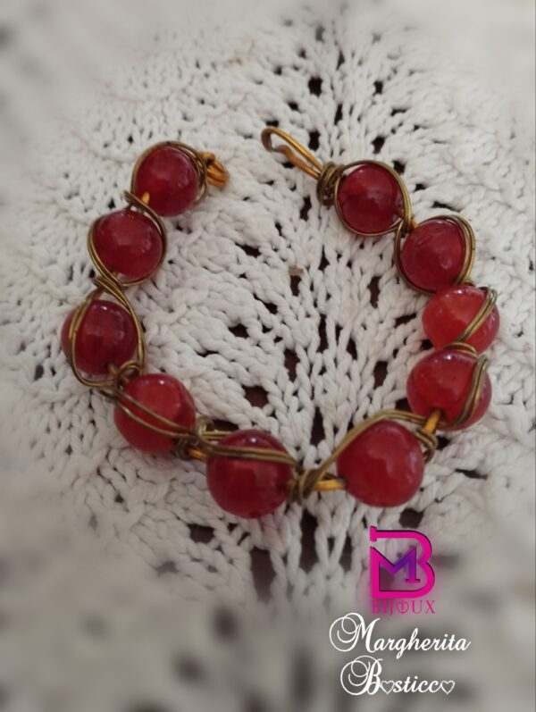 Bracciale con perle di corniola incastonate in filo filo di ottone