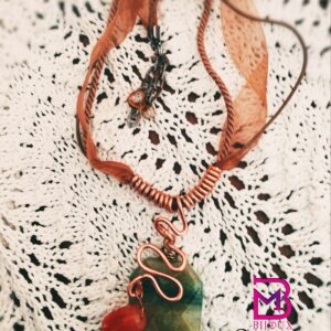 Collana con ciondolo in agata realizzata con cordoncino e tecnica wire