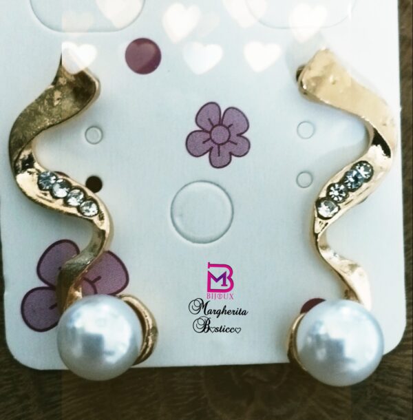 Orecchini color oro con perle e brillantini