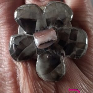 Anello con fiore di ceramica greca