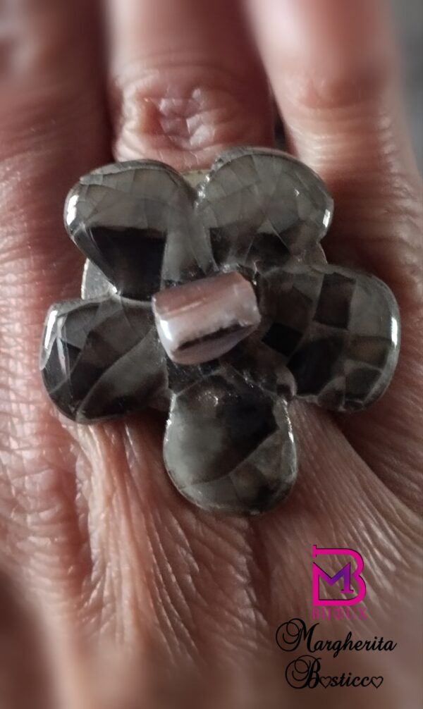 Anello con fiore di ceramica greca