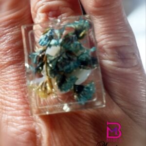 Anello di resina con fiori secchi blu