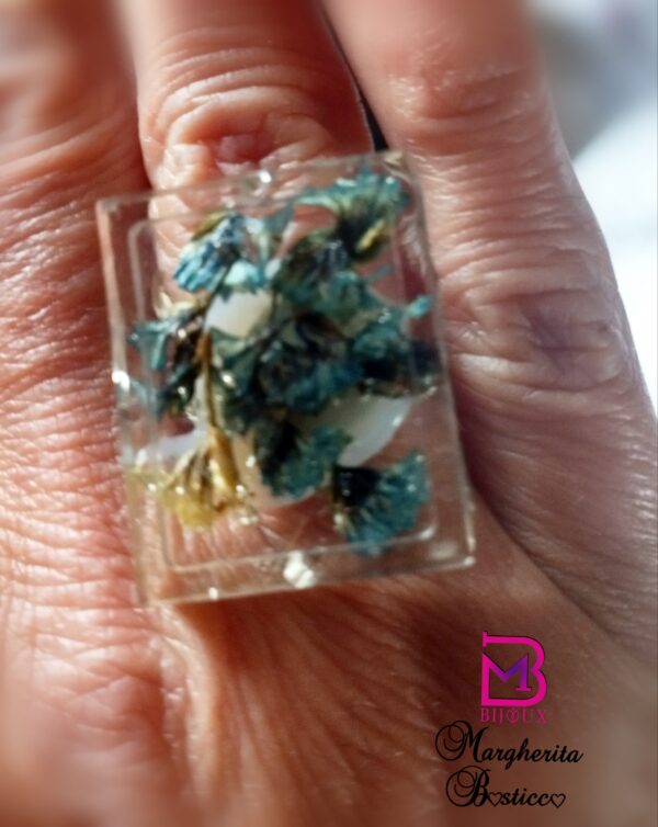 Anello di resina con fiori secchi blu