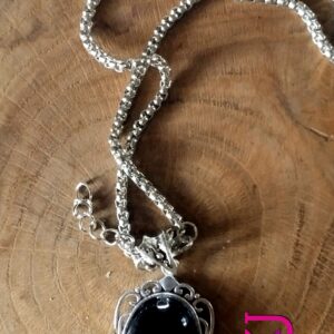 Collana con ciondolo di onice nero