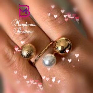 Anello con perle metallizzate oro e perla bianca