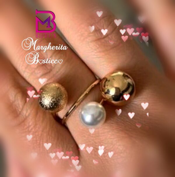 Anello con perle metallizzate oro e perla bianca