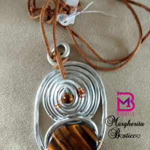 Collana con filo di Alcantara e ciondolo artigianale realizzato con tecnica wire in alluminio e grande pietra di Occhio di tigre