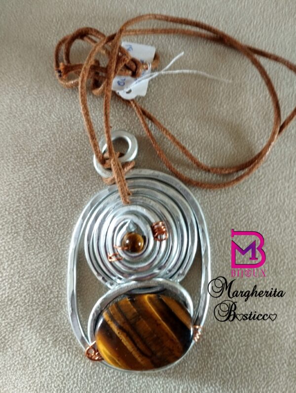 Collana con filo di Alcantara e ciondolo artigianale realizzato con tecnica wire in alluminio e grande pietra di Occhio di tigre