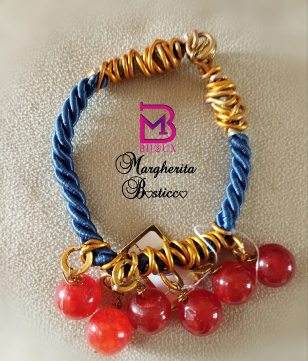 Bracciale artigianale con cordoncino avvolto in spirale di alluminio oro e ciondolini di corniola