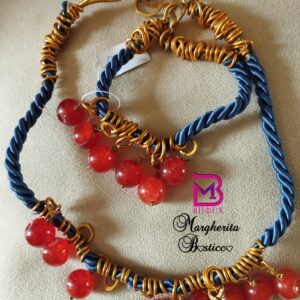 Parure girocollo e bracciale  artigianale con cordoncino e ciondolini in corniola