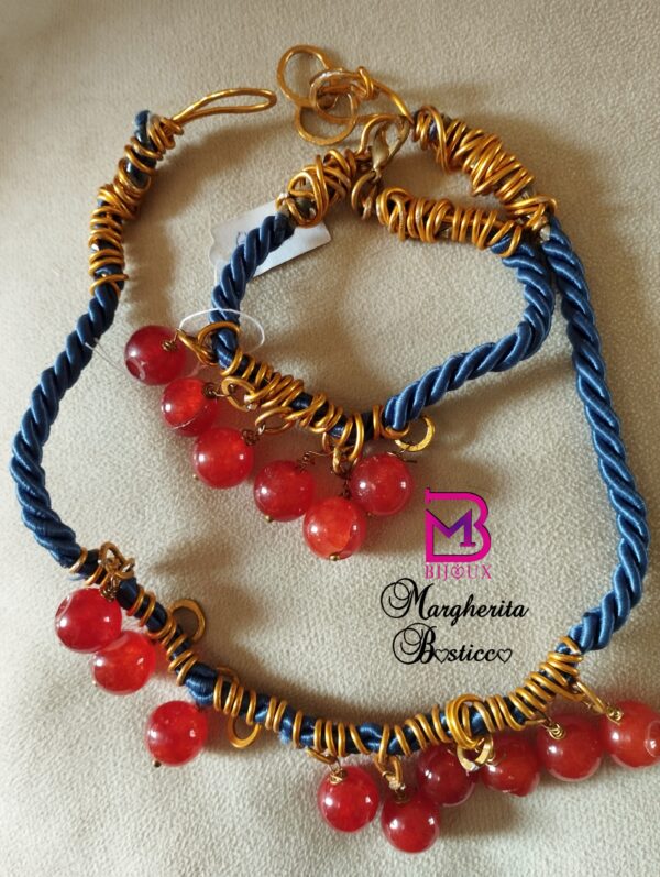 Parure girocollo e bracciale  artigianale con cordoncino e ciondolini in corniola