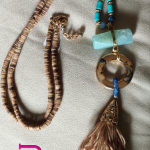 Collana lunga con legno, turchesi e grande agata azzurra. Ciondolo in nappina