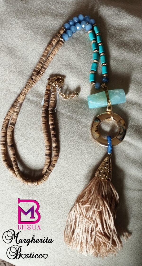 Collana lunga con legno, turchesi e grande agata azzurra. Ciondolo in nappina
