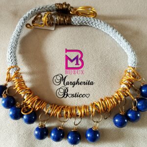 Originalissimo girocollo artigianale con cordoncino avvolto in una spirale di alluminio oro, con pietre pregiate di agata blu